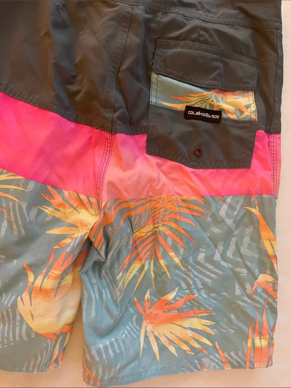 Quiksilver Size 28/14 Tropical Swim Trunks in Black, Pink & Teal